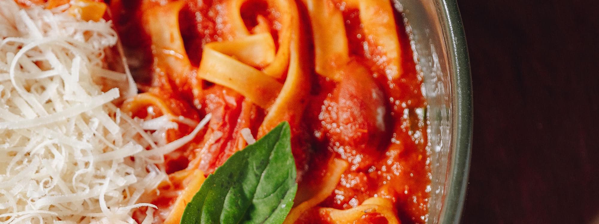 Fettuccine con salsa pomodoro, albahaca y queso rallado