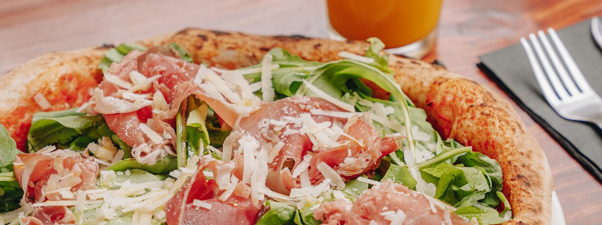 Pizza con prosciutto, rúcula y Grana Padano